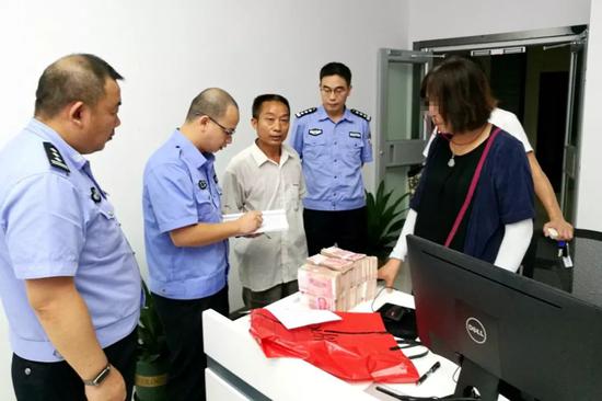 民警现场核实后,将钱还给失主 通讯员唐时杰供图