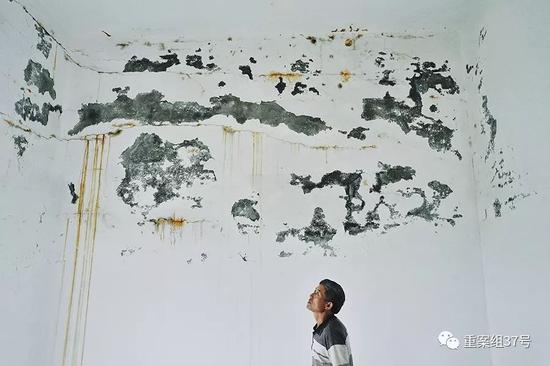 ▲路尾社区，一村民家墙壁因为爆破导致墙体开裂渗水。新京报记者 郑新洽 摄