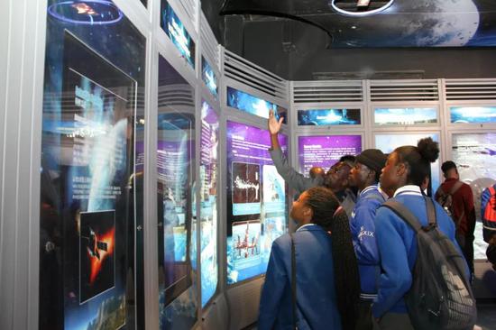  8月19日，在纳米比亚斯瓦科普蒙德，当地青少年参观航天展览。新华社记者吴长伟摄 
