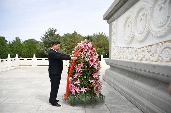 8月20日上午，习近平来到张掖市高台县，瞻仰中国工农红军西路军纪念碑和阵亡烈士公墓，向西路军革命先烈敬献花篮。