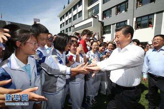 2016年9月9日，习近平总书记离开北京市八一学校时与教师和学生惜别。（新华社）