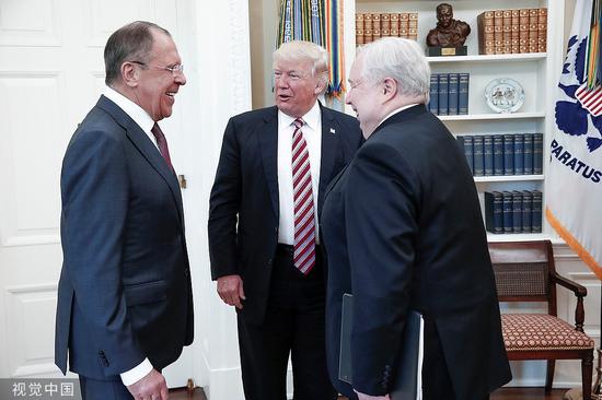 ▲ 2017年5月10日，美国华盛顿，美国总统特朗普在白宫会见俄罗斯外长拉夫罗夫（左一）和时任俄罗斯驻美大使基斯利亚克（右一）。| 视觉中国