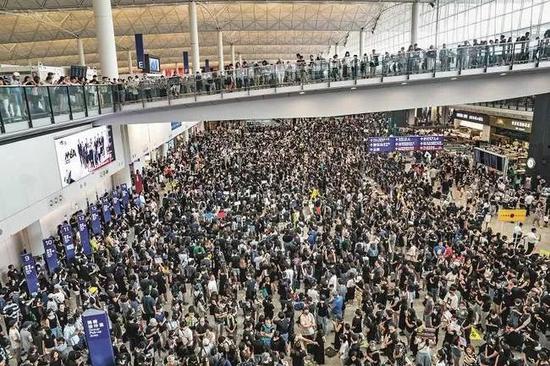 示威者阻塞香港国际机场