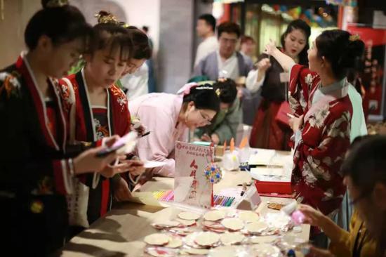 9月13日，北京月坛公园，汉服爱好者参加中秋节活动。受访者供图