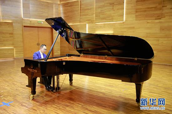 星海音乐学院钢琴演奏家涂宇亮进行钢琴演奏。新华网 朱皓 摄