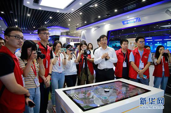  中国联合网络通信有限公司广州市分公司副总经理周剑明介绍5G技术。新华网 朱皓 摄