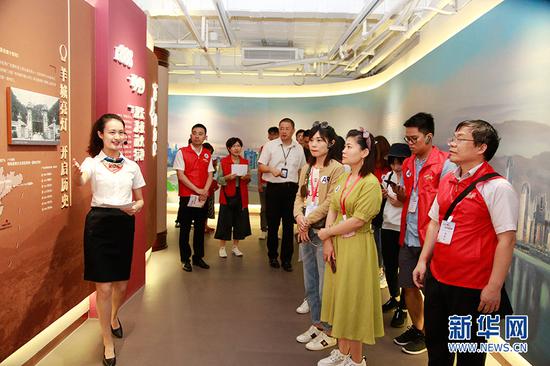 媒体采访团参观“广州电力祖屋”华安楼。新华网 朱皓 摄