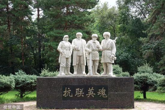 哈尔滨市东北烈士陵园,东北抗联雕像.