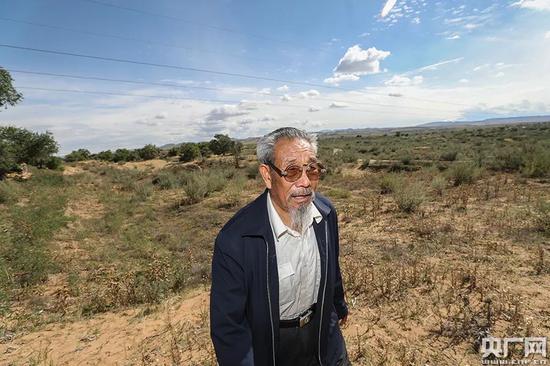 八步沙林场第一代治沙人张润元(央广网记者 韩靖 摄)