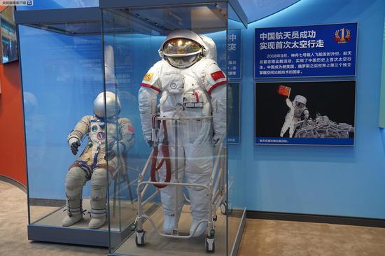 △2008年9月，神舟七号载人飞船升空，中国航天员成功实现首次太空行走。