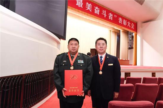 在会场主席台前，毛新宇与刘钰峰合影留念。