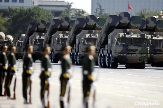 参加阅兵的国家 国庆60周年阅兵10月1日上午在天安门广场成功举行。由人民解放军、武装警察部队和民兵预备役部队8000余名官兵组成的受阅方阵接受检阅。中新社发 盛佳鹏 摄