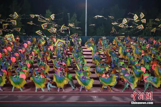 国庆盛典:国庆盛典抢先看 “硬核天团”将带来最强震撼 2019年9月29日,2500多名群众演员在北京昌平的国庆联欢活动排练场地进行了最后一次演练,他们将参加国庆70周年联欢活动的演出。中新社记者 蒋启明 摄