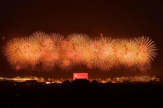 10月1日晚,庆祝中华人民共和国成立70周年联欢活动在北京天安门广场举行。新华社记者 张宏祥 摄