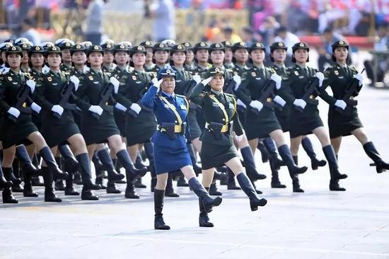 这是女兵方队。新华社记者 王建华 摄