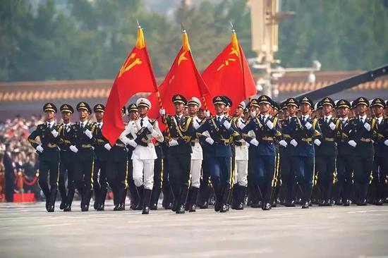 这是行进中的仪仗方队。新华社记者 王毓国 摄