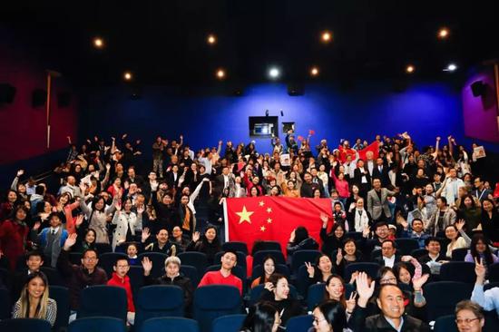 车票电影:英国新上了一部电影 买票跟抢春运火车票一样难 图为在电影院观看《我和我的祖国》的观众。欧洲时报供图
