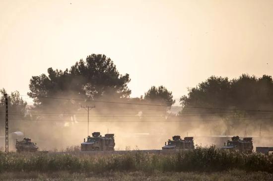 10月9日，在土耳其桑利乌尔法省阿克恰卡莱附近，土耳其军用车辆驶向叙利亚边境。新华社/法新