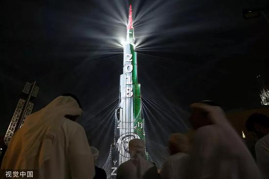 2018年1月1日，世界第一高楼哈利法塔举行点灯仪式。/视觉中国