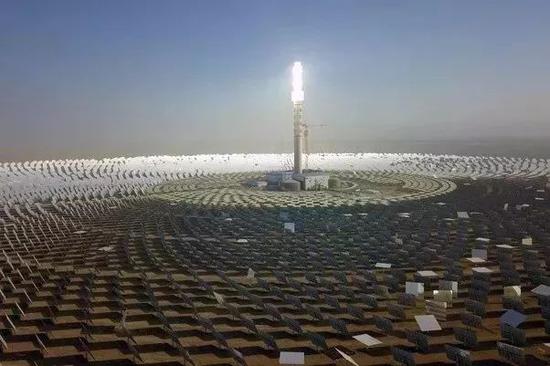  （图：中国政府因地制宜，投资建设的甘肃敦煌太阳能光热发电项目。）
