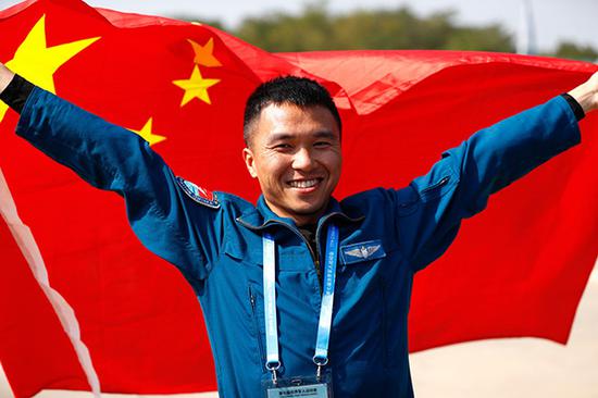 在赛后举行的献花仪式上，中国队选手廖伟华身披国旗，庆祝夺冠。
