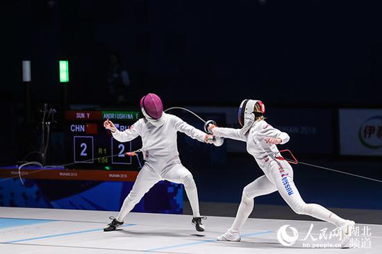 中国女子重剑选手孙一文（左）对阵俄罗斯选手ANDRIUSHINA TATIANA。
