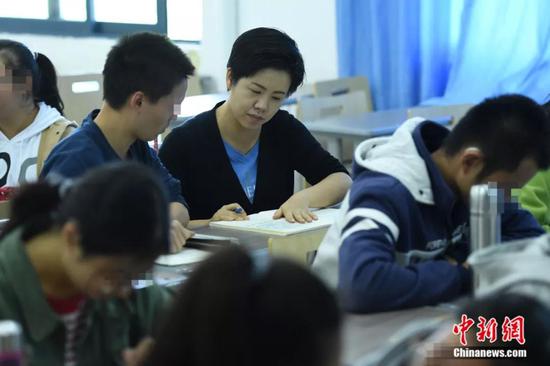 中国首位聋人语言学博士:除了听 聋人什么都能做