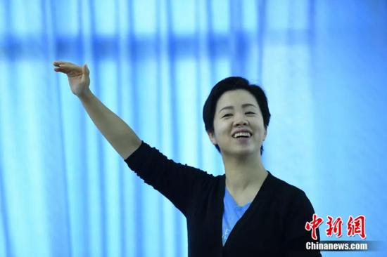 中国首位聋人语言学博士:除了听 聋人什么都能做