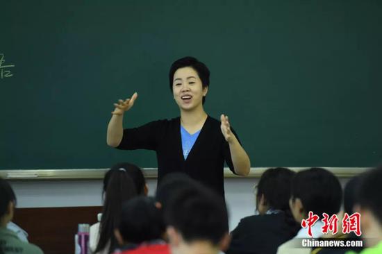 中国首位聋人语言学博士:除了听 聋人什么都能做