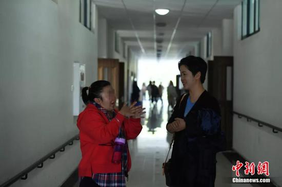 中国首位聋人语言学博士:除了听 聋人什么都能做