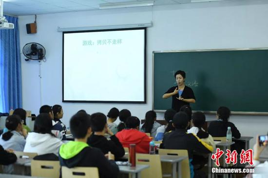 中国首位聋人语言学博士:除了听 聋人什么都能做