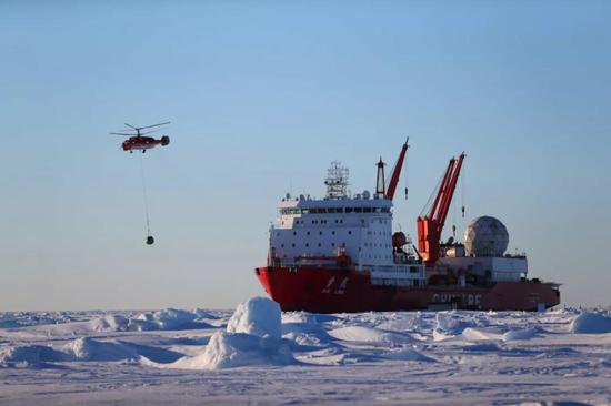  2018年12月4日，“雪龙”号在南极中山站附近海冰上卸货。新华社记者刘诗平摄