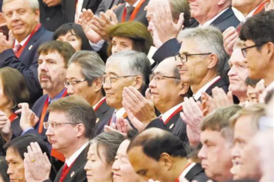 （图：2019年度中国政府友谊奖颁奖仪式上，外国专家欢聚一堂。）