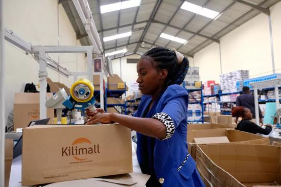 　　10月31日，在电商平台Kilimall位于肯尼亚首都内罗毕南郊的仓库，一名工作人员在打包商品。新华社记者杨臻摄