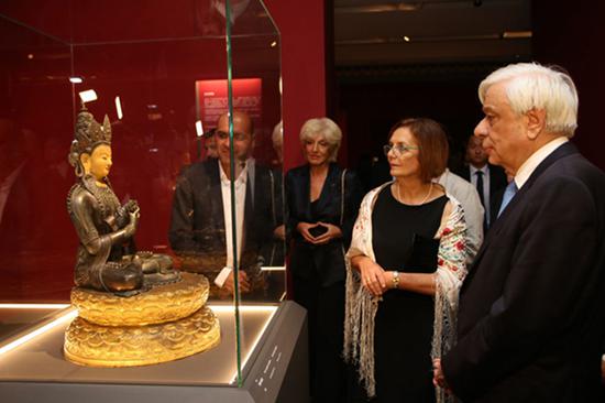 2018年9月14日，在希腊首都雅典卫城博物馆，希腊总统帕夫洛普洛斯（右）在“重文德之光华：重华宫原状文物展”上参观。这是来自中国故宫博物院的154件清朝乾隆时期珍贵文物首次出国展出。新华社发（马里奥斯·罗洛斯摄）