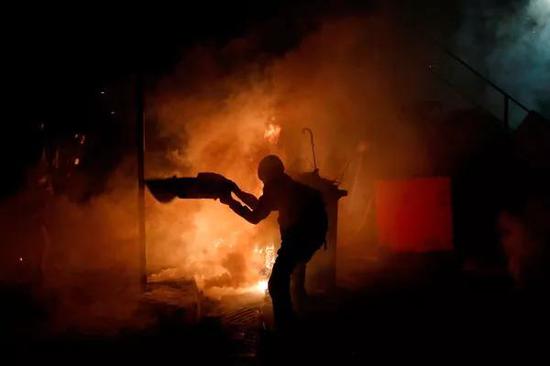  暴徒在夜间的港中大校园纵火、投射镪水弹（图源：港媒）