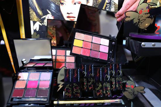 11月6日在第二届进博会品质生活展区拍摄的欧莱雅旗下美妆品牌展台展示的新款眼影盘。 新华社记者刘颖摄