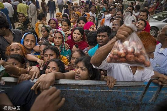 11月17日，孟加拉国民众抢购平价洋葱。/视觉中国