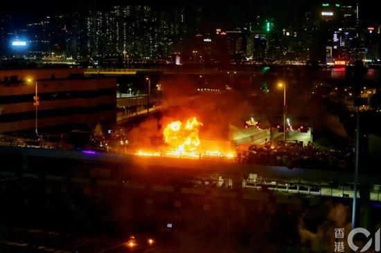 暴徒天堂:外国网友怒喷香港法院:让香港成为“暴徒天堂”