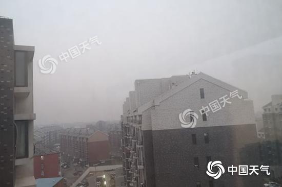 今天早晨,北京有轻雾,能见度较差。