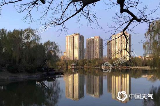 今晨,北京天气晴冷。(图/王晓)