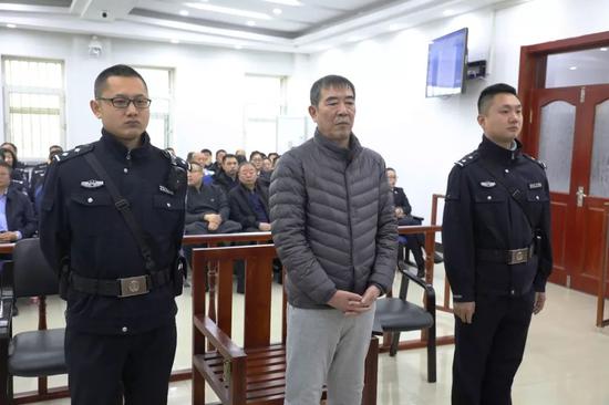 伊春市公安局原局长李伟东受贿案开庭:认罪悔