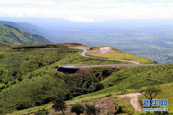 这是2019年4月3日拍摄的由中国交建承建的坦桑尼亚姆贝亚-卢万吉罗公路。项目全段沿山脊修建，平均海拔超过2000米，是坦境内海拔最高公路。新华社记者 李斯博 摄