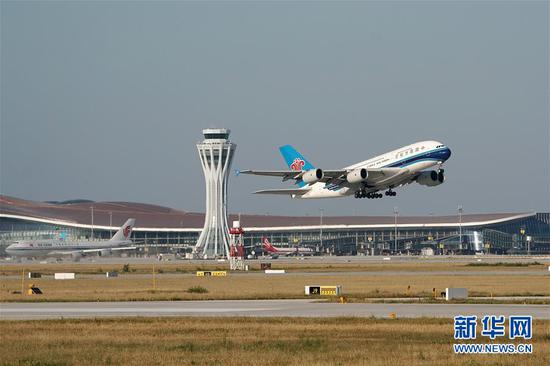 9月25日，中国南方航空公司的CZ3001次航班从北京大兴国际机场起飞。当日，北京大兴国际机场正式通航。新华社记者 鞠焕宗 摄