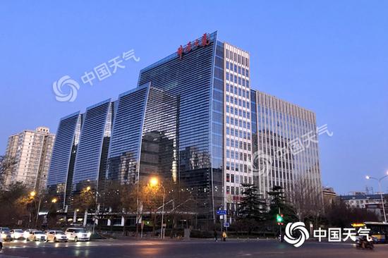 今晨，北京蓝天“露脸”。（图/王晓）