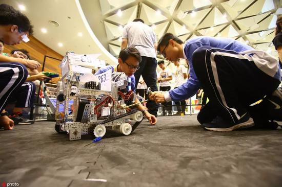  ▲中国学生参加国际机器人赛事。（东方IC）