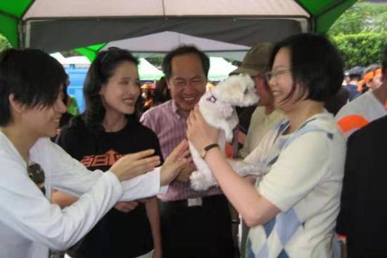 早在2008年，时任民进党主席的蔡英文在一场活动中与“卡神”杨蕙如互动