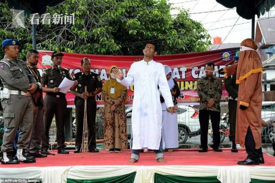 印尼一男子遭鞭刑100下中途昏厥 醒后被继续鞭打