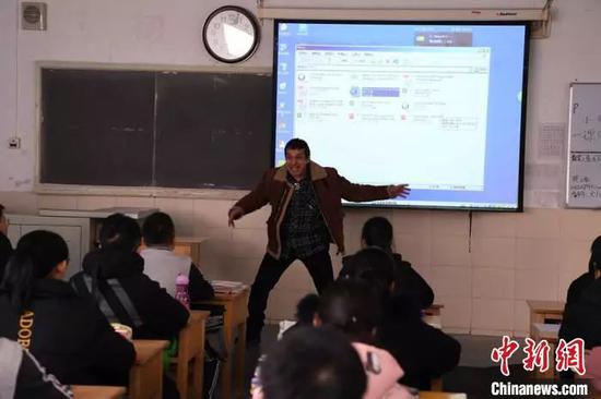 图为约瑟夫·坎泊尔正在给学生们上英语课。杨艳敏 摄