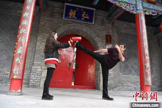 图为加拿大外籍教师约瑟夫·坎泊尔正在中国妻子的陪练下练习武术。 杨艳敏 摄
